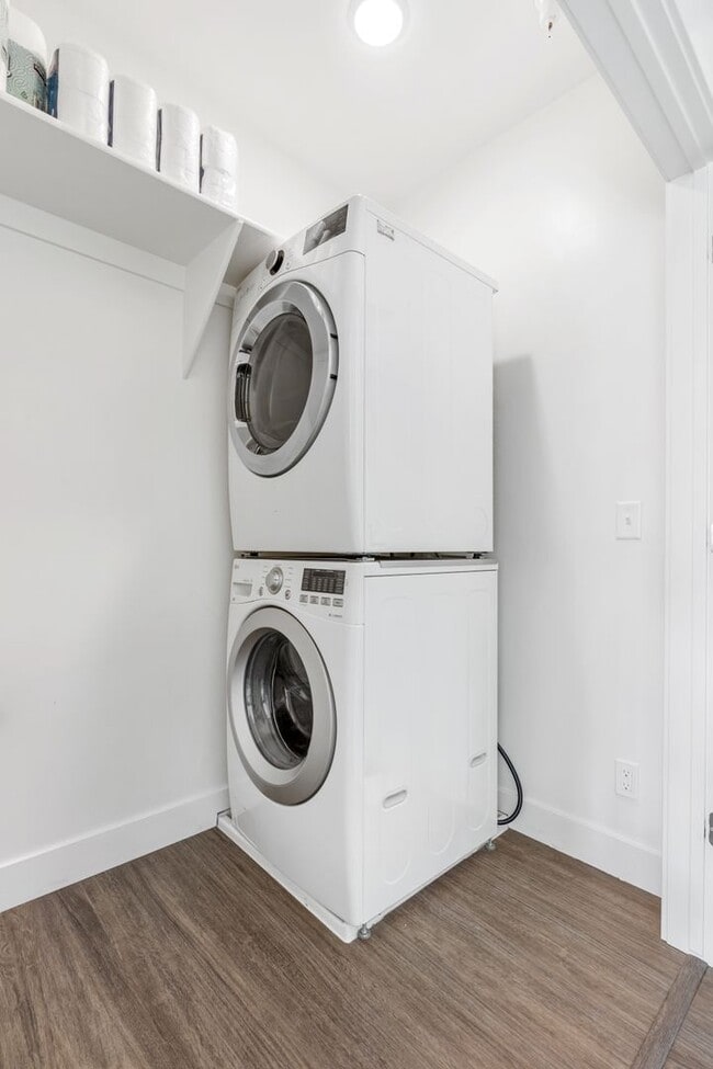 Building Photo - Modern 2 Bed / 2 Bath Townhome in Salt Lak...