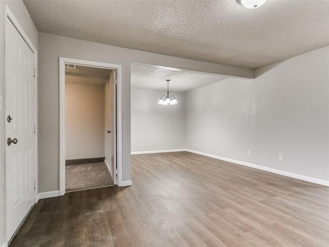 Building Photo - Super 4 Bed 1.5 Bath in the South Gate Addn in Moore, OK