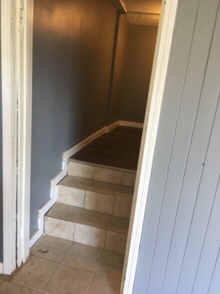 Building Photo - 393 Wellington Ave