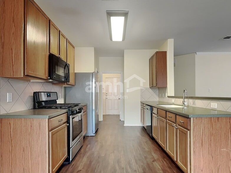 Building Photo - 221 Covent Dr