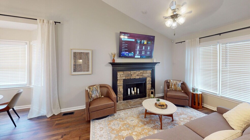 Primary Photo - 105 Thornwood Dr