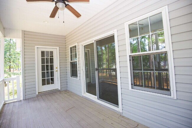 Building Photo - "Spacious 3-Bedroom Retreat with 3200 Sq Ft of Comfort in Seven Lakes!"