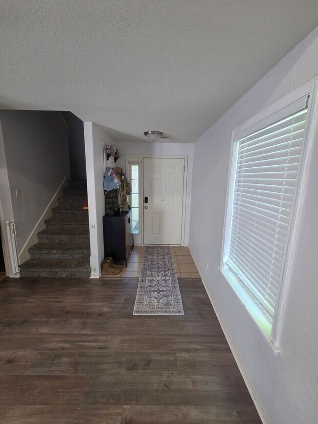 Building Photo - 4 Bedroom 3.5 Bathroom Duplex