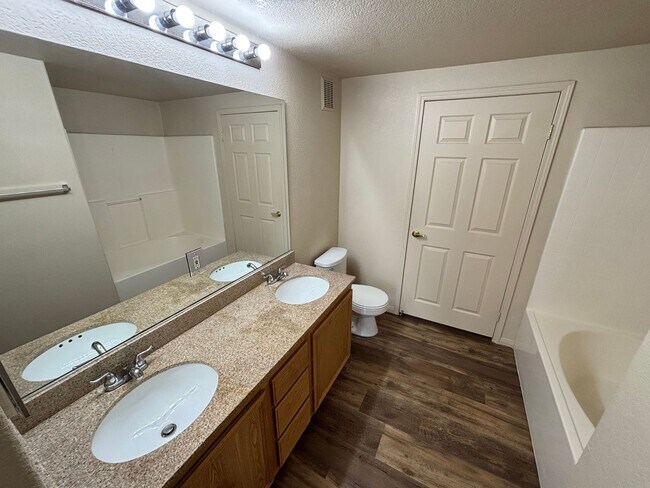 Building Photo - Fantastic 2Bed/2Bath Condo in Southwest Area