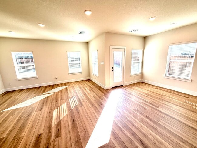 Building Photo - 2900 Woodbrook Dr