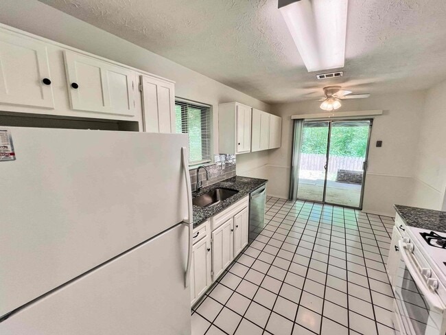 Building Photo - Fantastic 3 BR/ 2.5 BA Home in Kennesaw!