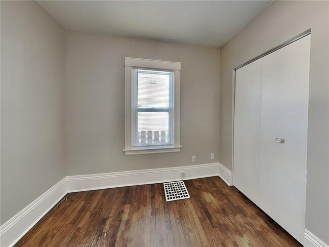 Building Photo - 4042 Clinton Ave