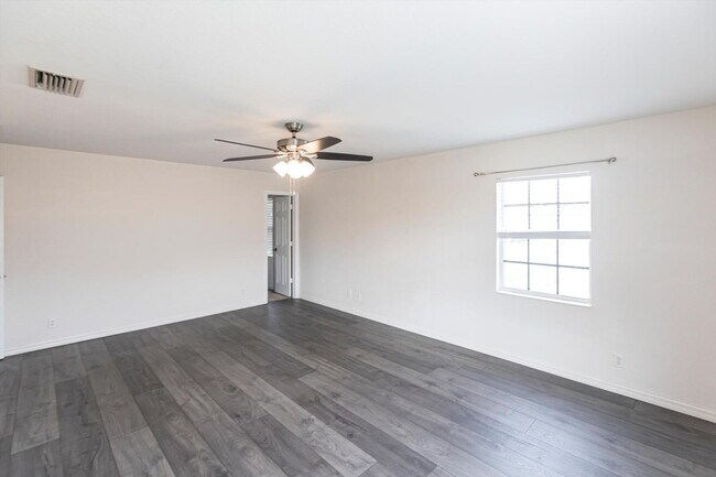 Building Photo - Rare 5 Bedroom Pool Home in Gated Community