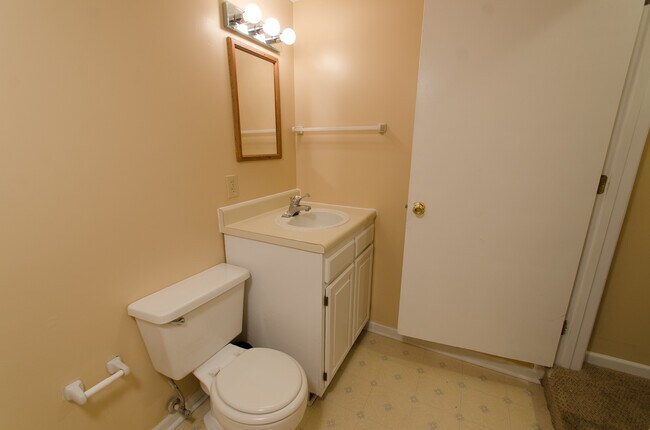 Building Photo - 4 bedroom, 2.5 bath: Available August 2026