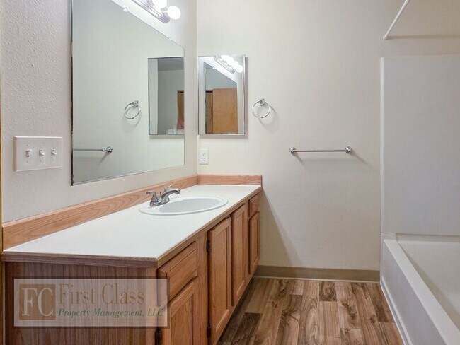 Building Photo - 1908 NE 46th Ave