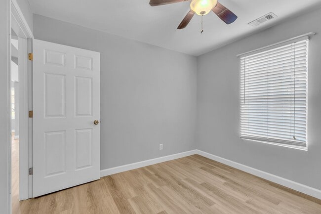 Building Photo - 525 Rushing St