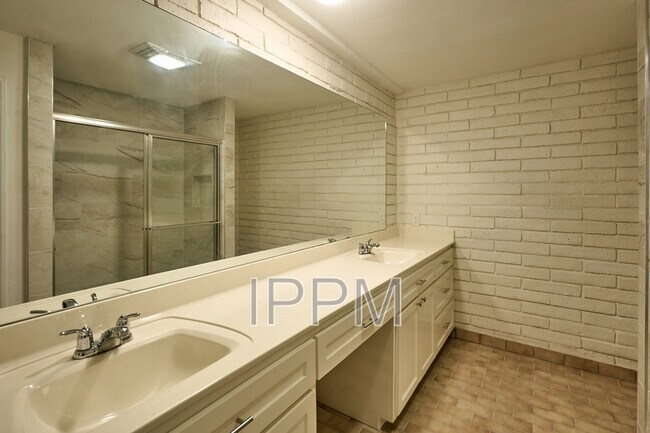 Building Photo - 5108 Manana Cir