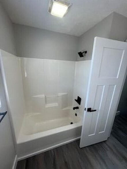 Building Photo - 1462 W Rockcrest Dr