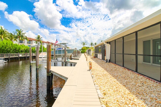 Building Photo - Unfurnished water-view with boat slip 2/2 ...