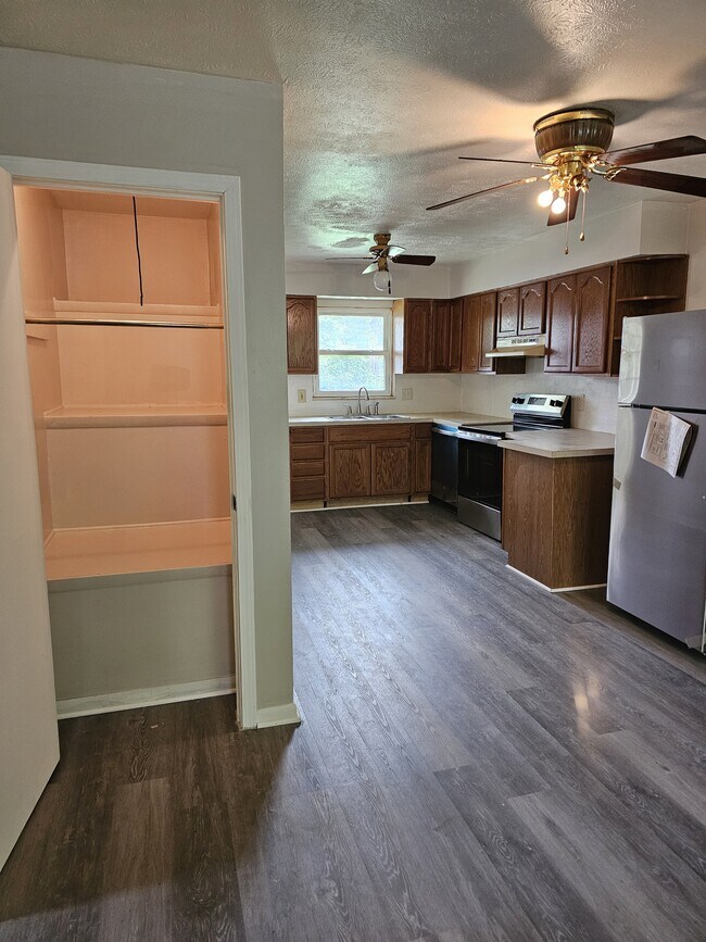 Building Photo - 1124 Mccarley Dr W