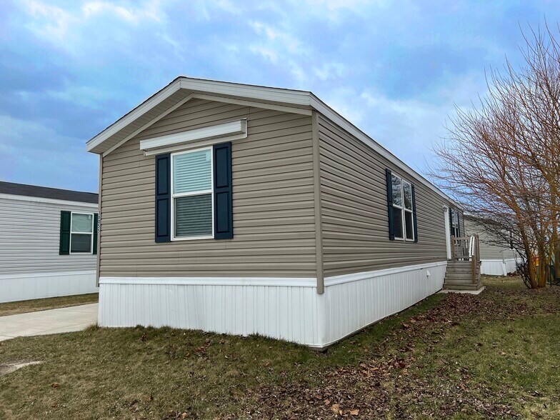Building Photo - 38055 Leverette Ave