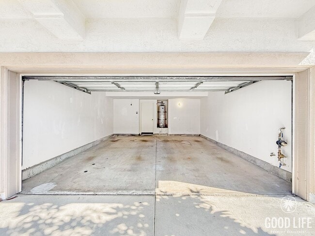 Building Photo - Modern 3-Bedroom Home with Backyard, Beautiful Finishes, and a Community Pool in the Heart of San...