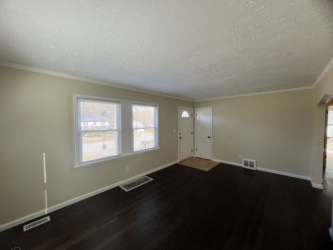 Building Photo - Move-In Ready 3-Bed Home with Downstairs B...