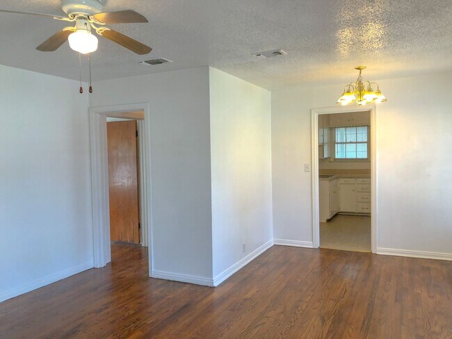 Building Photo - Available February | Charming 2 BD 1 BA Home - Cleburne