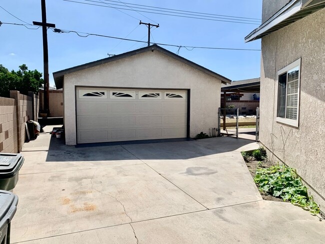 Building Photo - Charming Single Story Home