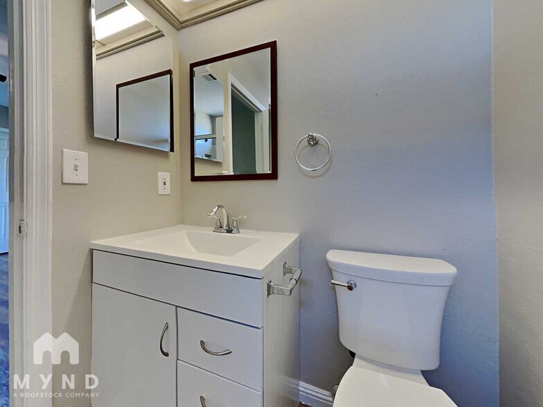 Building Photo - 818 E Piute Ave