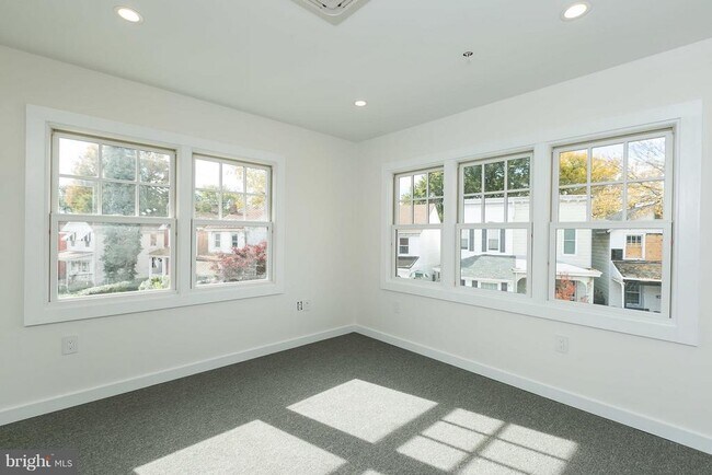 Building Photo - 3400 Roland Ave