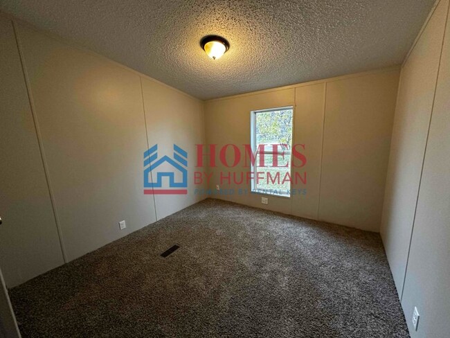 Building Photo - Three Bedroom | Two Bath House