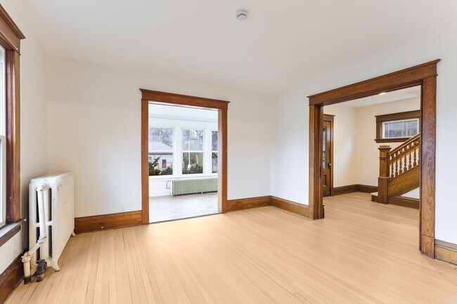 Building Photo - 2105 Como Ave