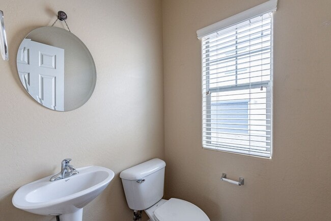 Building Photo - 3 bedroom home in Surprise