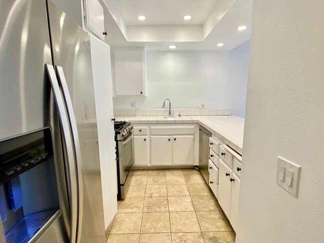 Building Photo - Charming 3-bedroom 2.5-bathroom Agoura Hil...