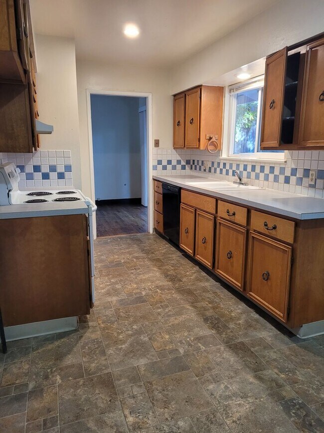 Building Photo - 3 bedroom