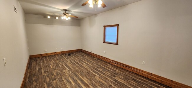 Building Photo - 3BR, 1BTH with full unfinished basement! N...