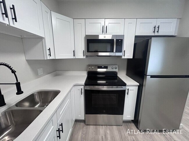 Building Photo - 551 S Fairfax St