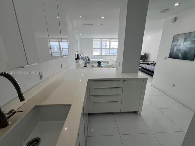 Building Photo - 100 Lincoln Rd