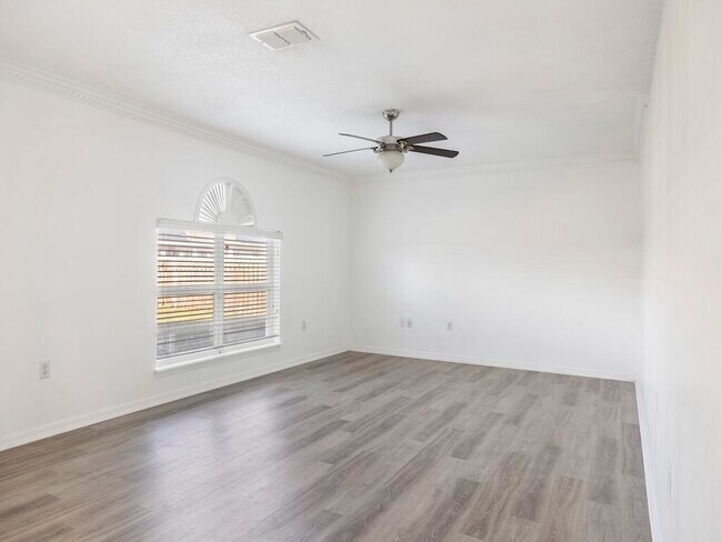 Building Photo - 981 SW McElroy Ave