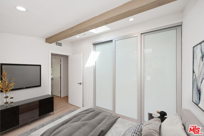 Building Photo - 1190 Bienveneda Ave