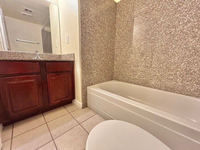 Building Photo - ADORABLE 2 BEDROOM 2 BATHROOM 1ST FLOOR CONDO