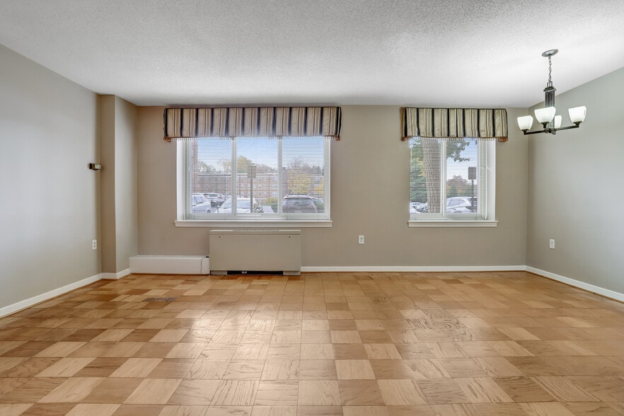 large open floor plan living space - 3000 Spout Run Pkwy