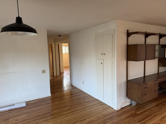 Building Photo - 3525 River Rd