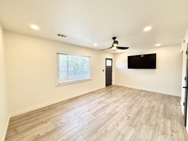 Building Photo - 2442 Mountain View Dr