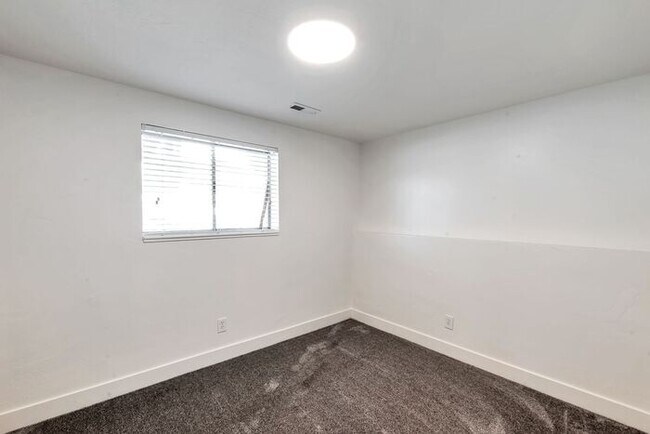 Building Photo - Remodeled 6 beds, 2 car garage!!