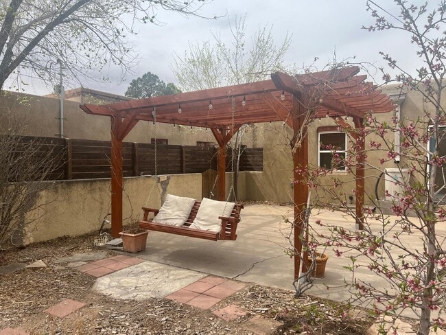 Building Photo - 630 Bryn Mawr Dr NE