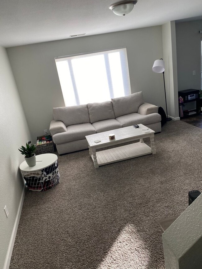 Building Photo - 3bed 2.5 bath Twinhome SORRY NO PETS!!