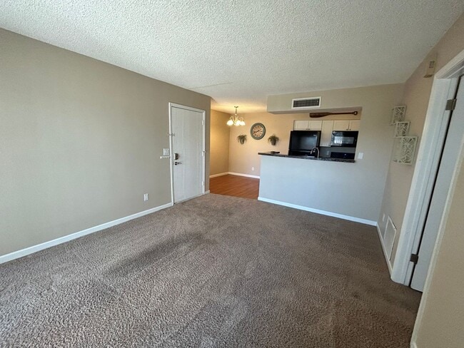 Building Photo - Spacious 1 bedroom/1 bath