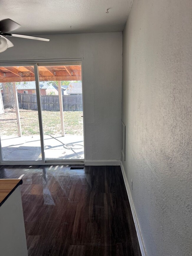 Building Photo - Look & Lease  $500.00 off 1st Month Rent !...