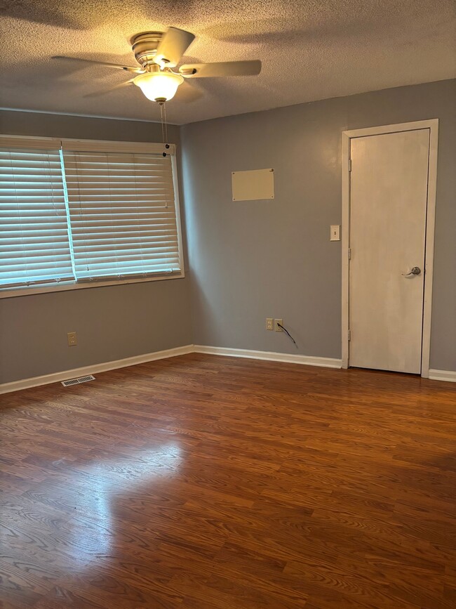 Building Photo - 284 Knoll Dr