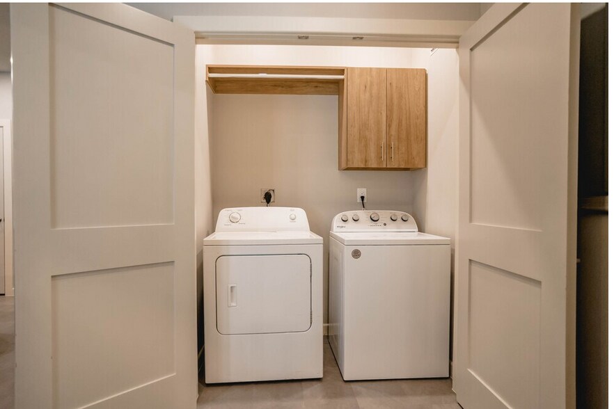 Building Photo - 600 E Dallas Ave