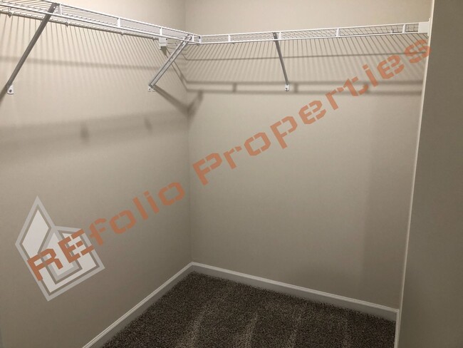 Building Photo - Beautiful 3 Bedroom, 2.5 Bath house w/ 2 C...