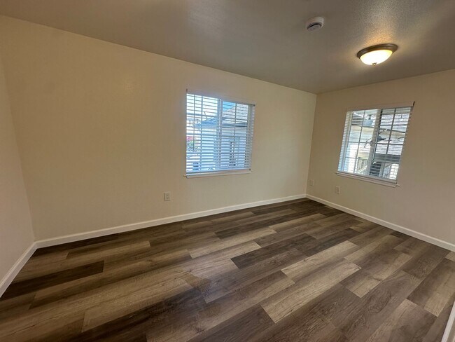 Building Photo - Updated Studio in the heart of Watsonville!