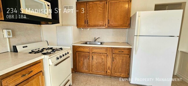 Building Photo - 3rd Floor: Studio / 1 Bathroom Apartment i...